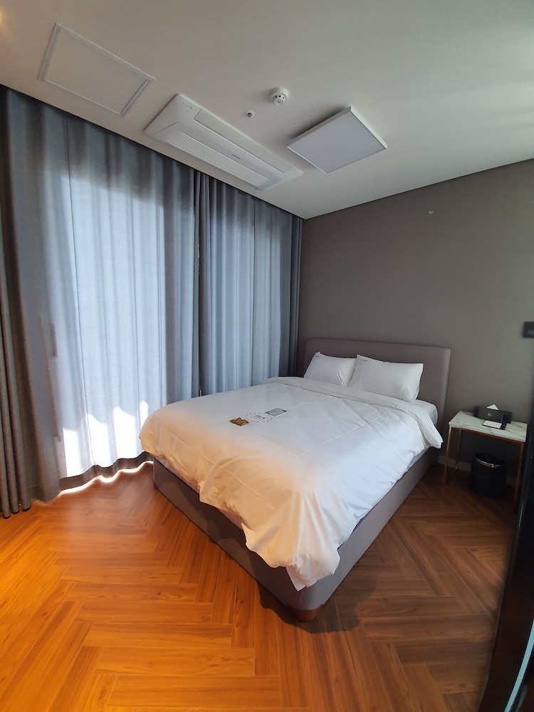 Junior Suite, 1 Queen Bed, Lake View photo 1