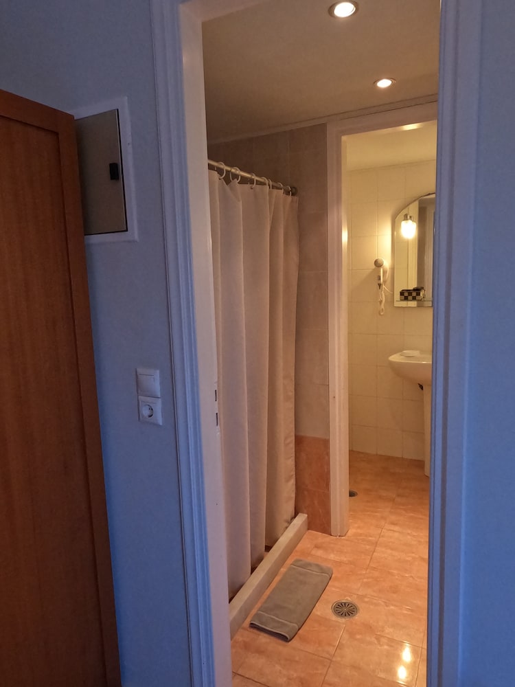 Economy Room - Photo 7