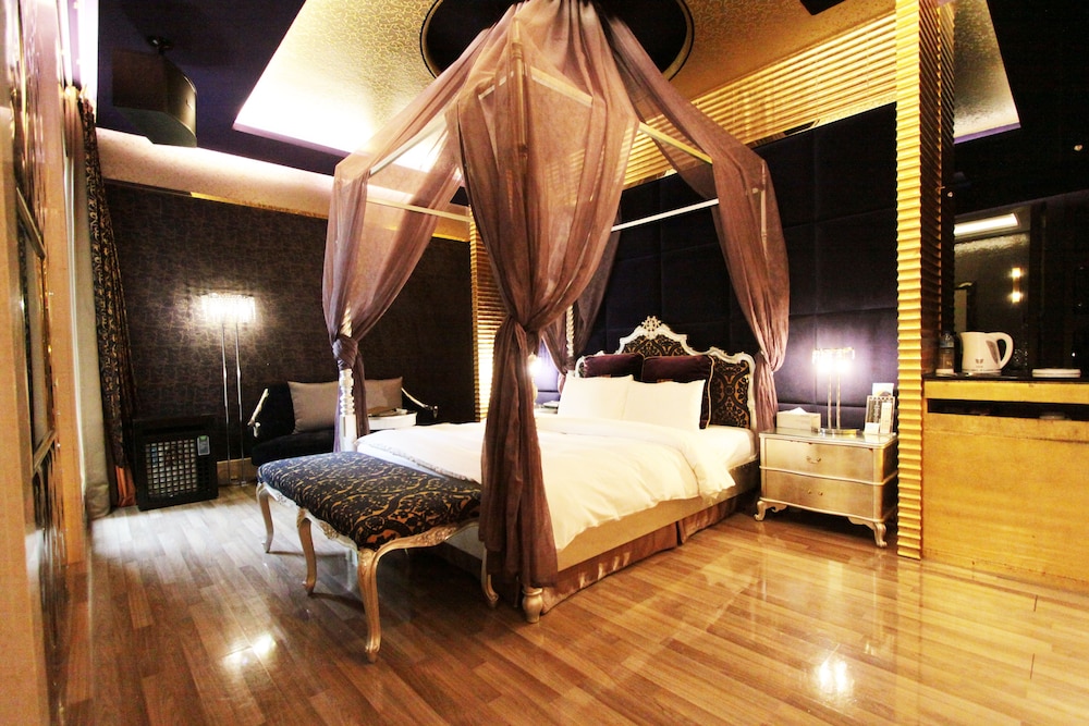 Classic Double Room, 1 King Bed, Jetted Tub photo 3