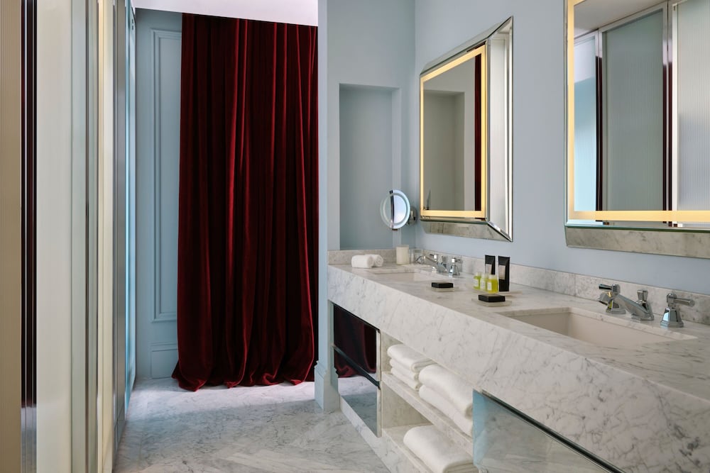 Suite, 1 King Bed (Urban) thumbnail 5