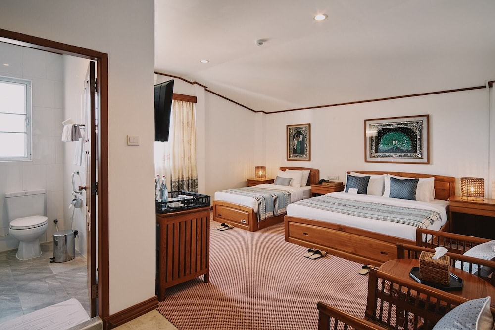 Junior Room, Ensuite, Corner