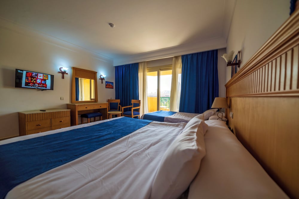 Classic Triple Room thumbnail 6