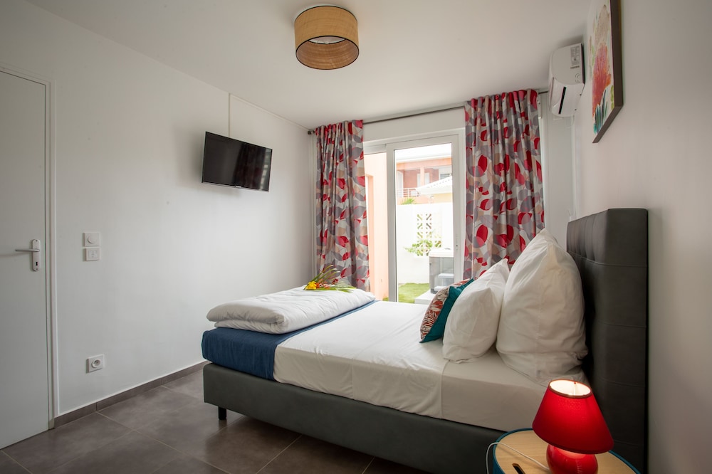 Exclusive Suite, 1 Queen Bed with Sofa bed, Balcony, Pool View photo 3