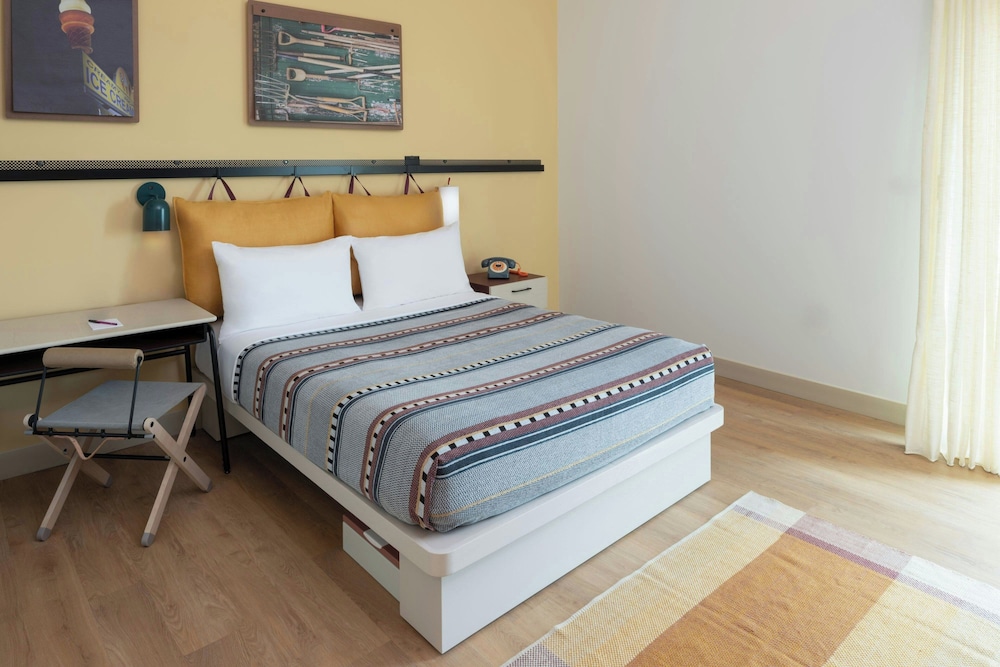 Room, 1 Queen Bed photo 1