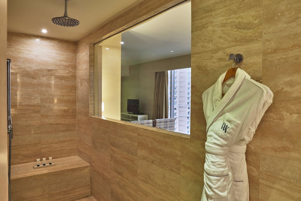 Suite, 1 King Bed, Non Smoking, City View - Photo 14