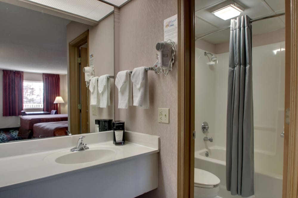Superior King Bed with Roll-In Shower ( Ground Level) - Photo 6