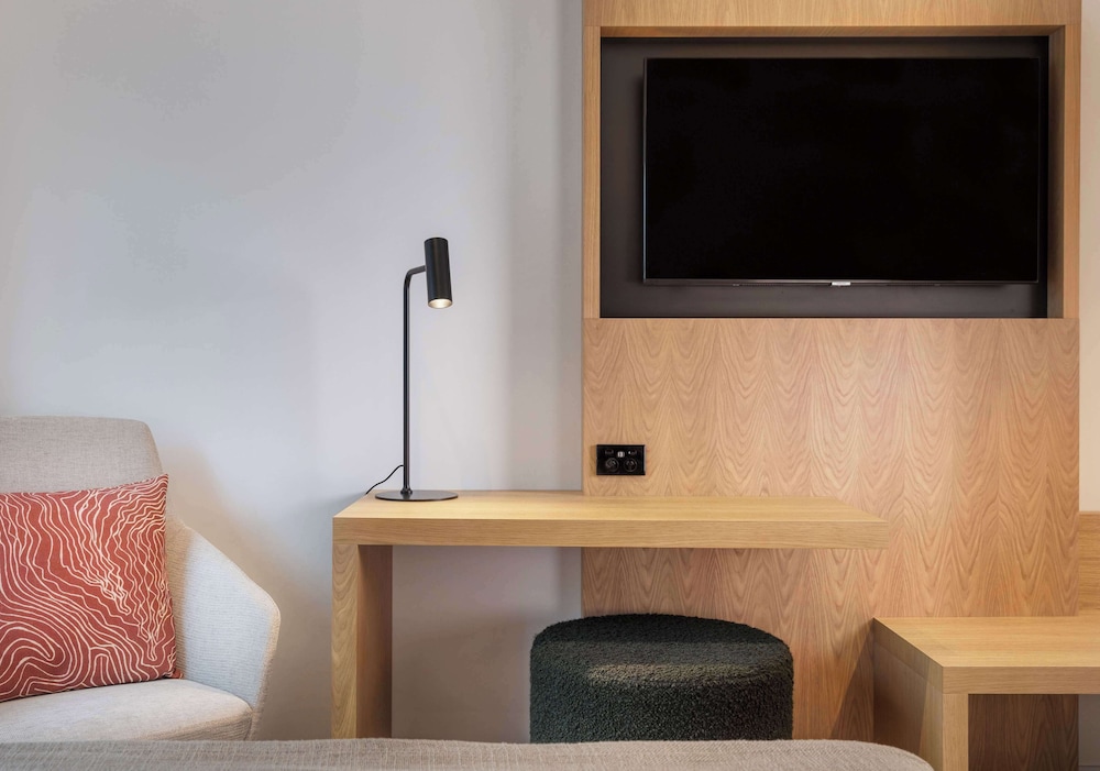 Deluxe Room, Multiple Beds - Photo 3