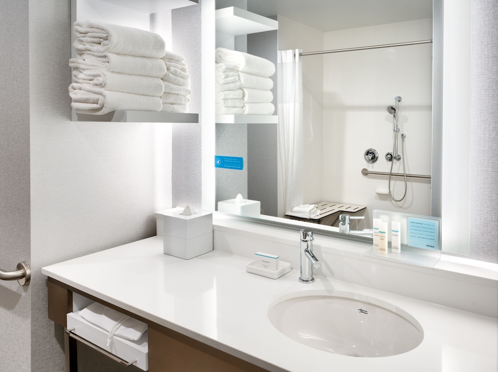 Room, 2 Queen Beds, Accessible, Refrigerator & Microwave (Roll-In Shower, Hearing) - Photo 4