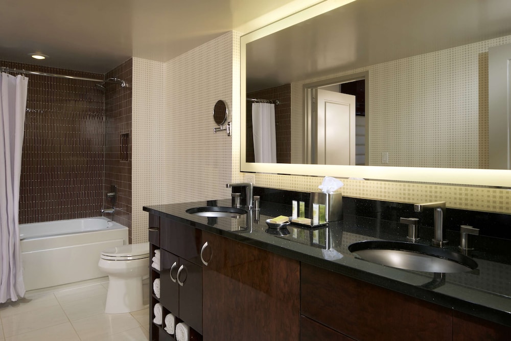 Junior Suite, 1 King Bed with Sofa bed, Kitchenette - Photo 7