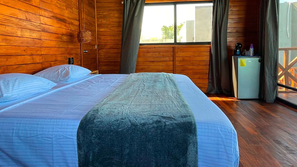 Comfort Room, Patio, Lagoon View photo 2