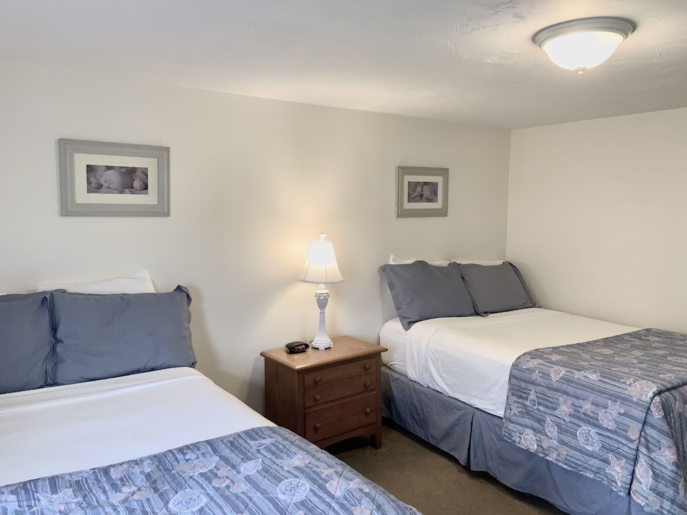 Standard Room, 1 Queen Bed and 1 Double Bed, Non Smoking photo 2