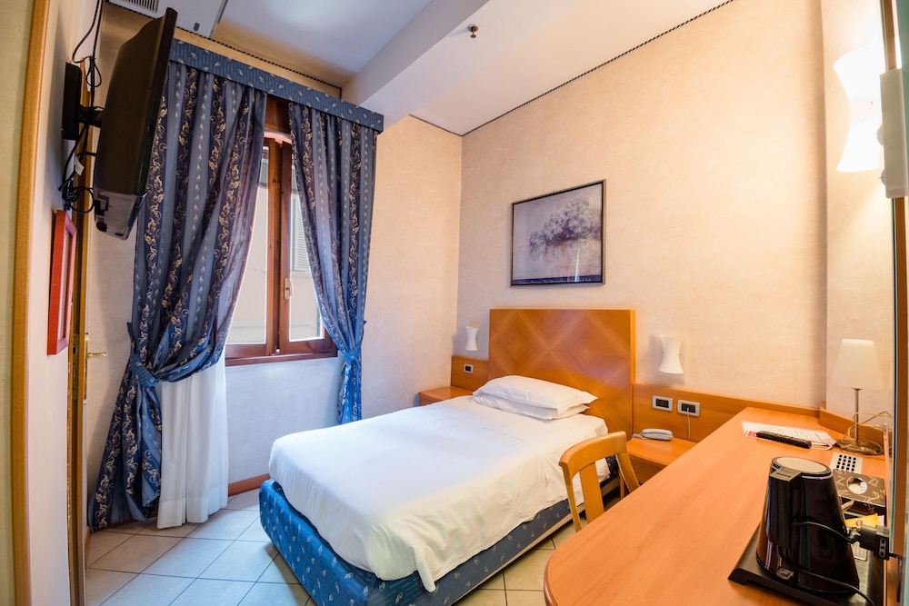 Superior Single Room, 1 Bedroom (Large Single Bed) photo 2