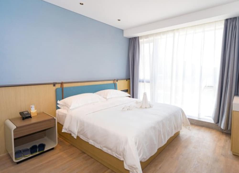 Standard King Room photo 1