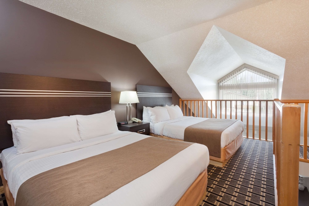 Loft Suite, 2 Queen Beds, 1 Twin Bed, Kitchenette, Non Smoking
