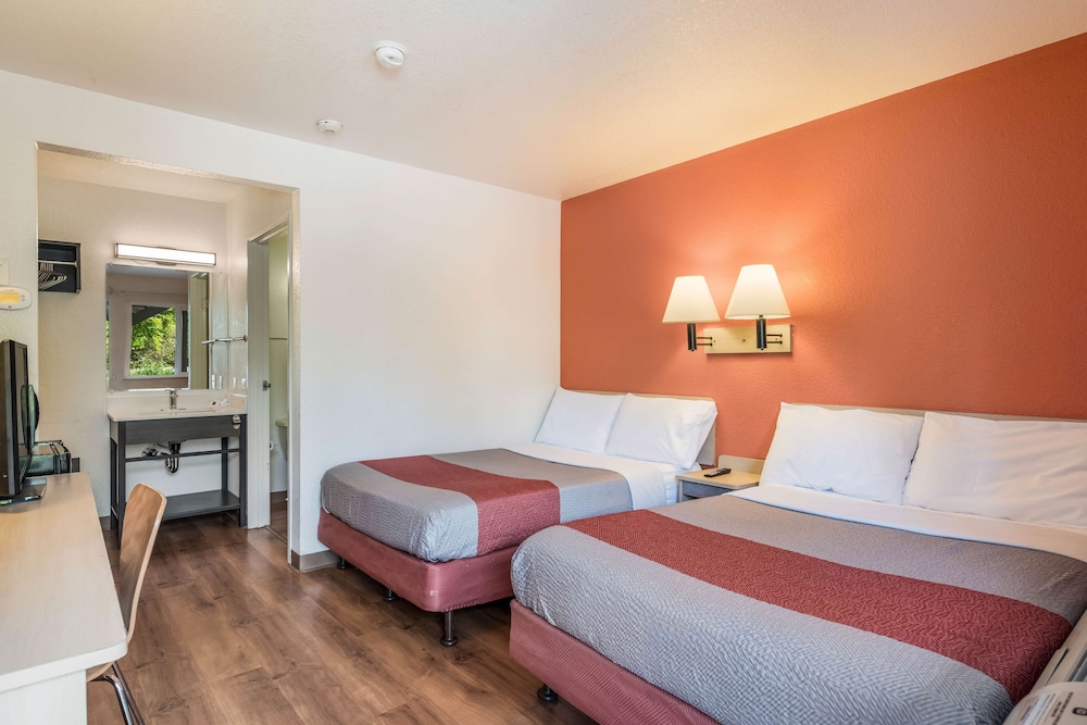 Deluxe Room, 2 Queen Beds, Non Smoking, Refrigerator & Microwave photo 1