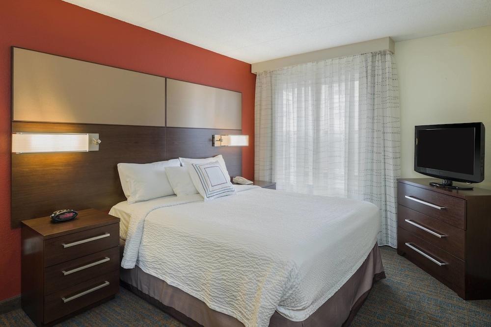 Suite, 2 Bedrooms, Fireplace, Corner - Photo 4