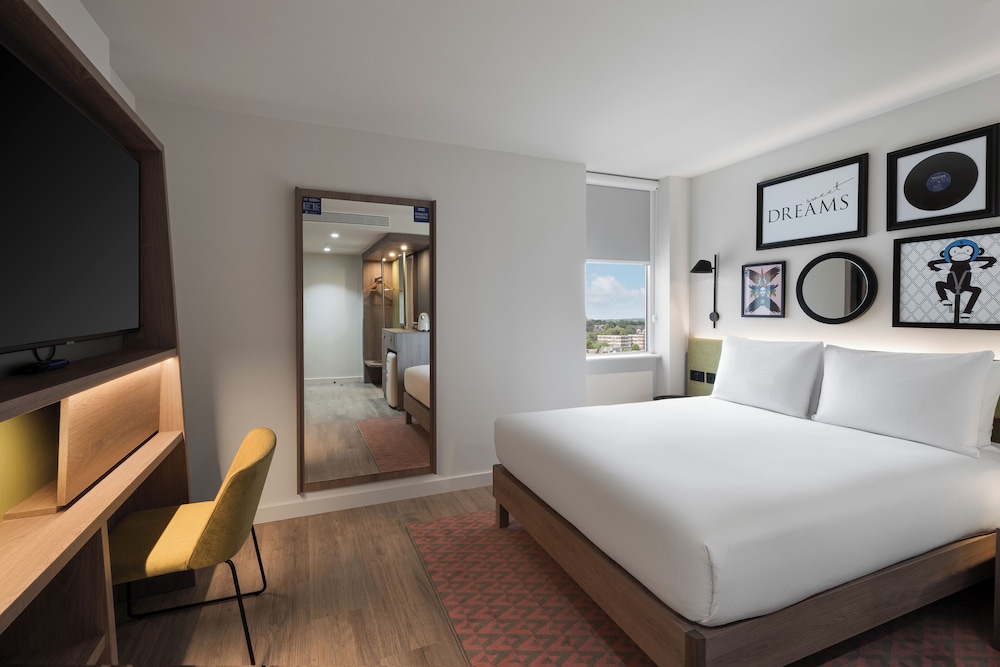Room, 1 Queen Bed, City View thumbnail 5