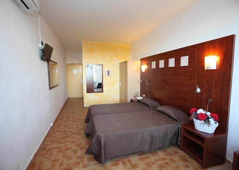 Standard Double or Twin Room photo 3