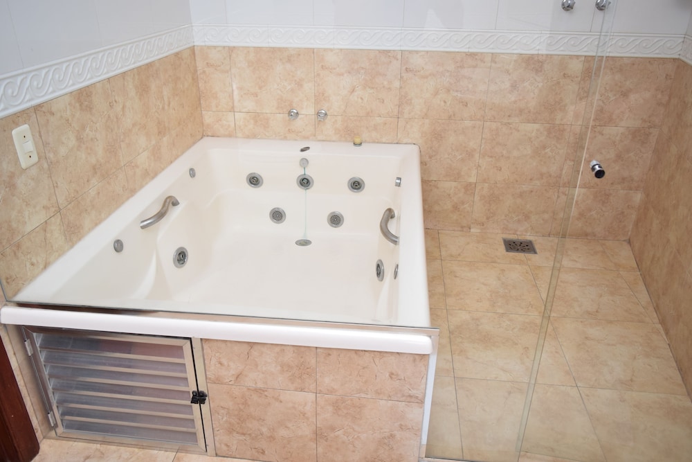 Superior Suite, Bathtub photo 3