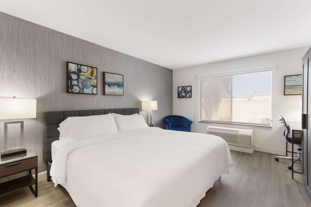 Standard Room, 1 King Bed photo 1