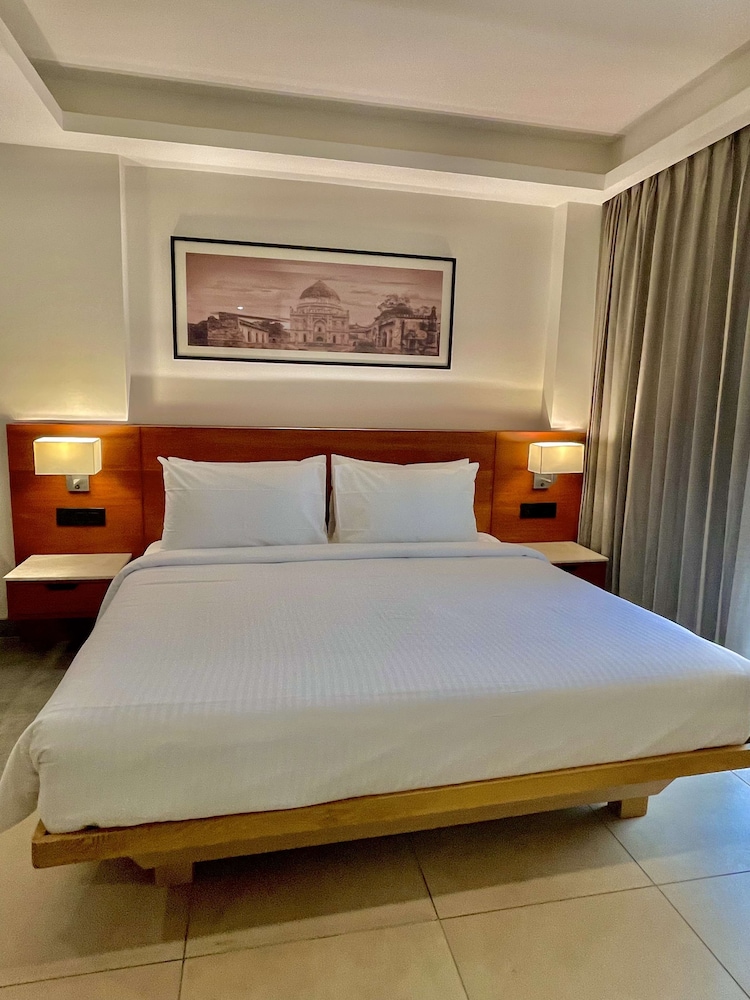 Deluxe Room, 1 King Bed, Non Smoking - Photo 3