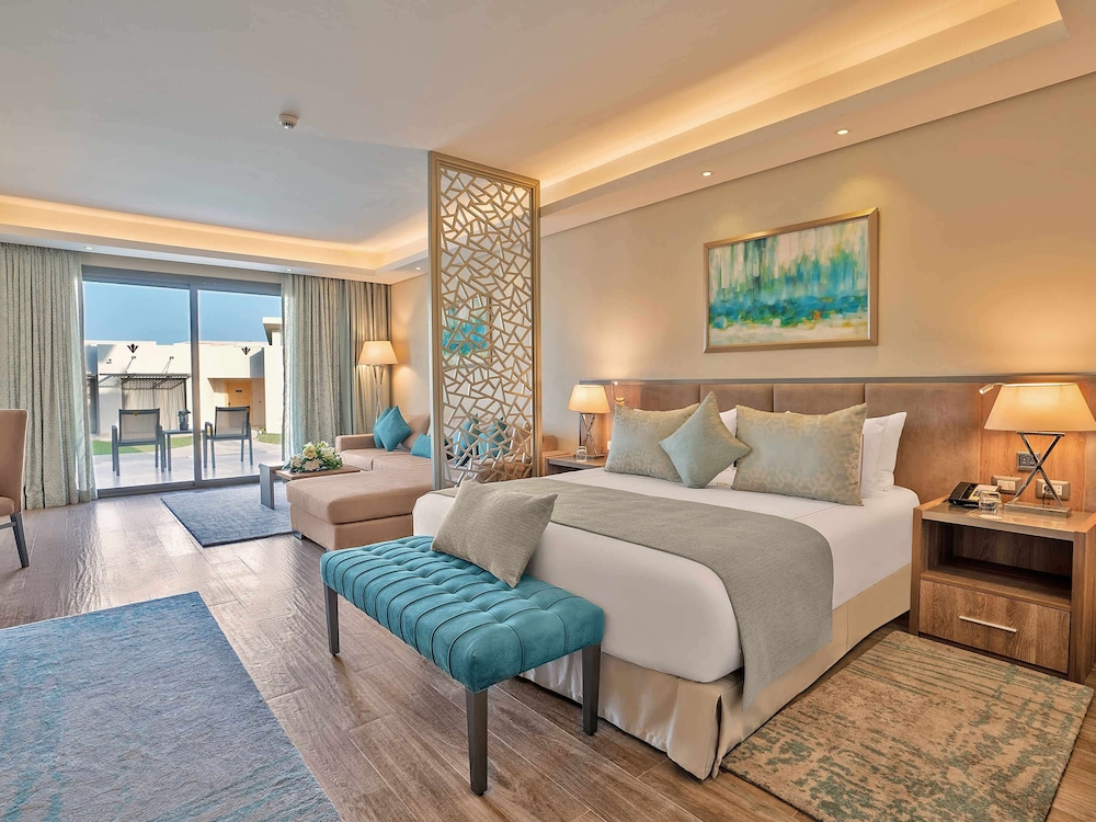 Suite, 1 King Bed with Sofa bed, Garden View