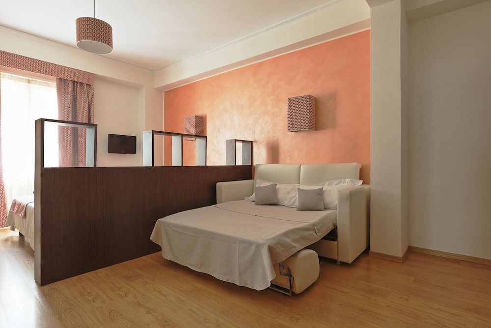 Family Studio Suite, 1 King Bed with Sofa bed, Ensuite photo 2