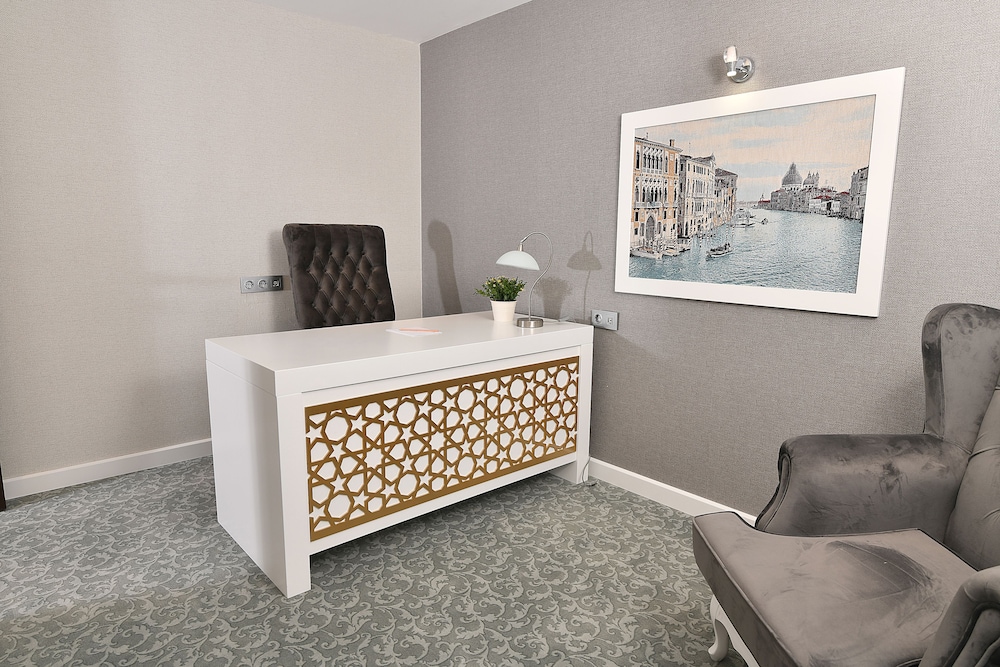 Suite, 1 Queen Bed photo 2