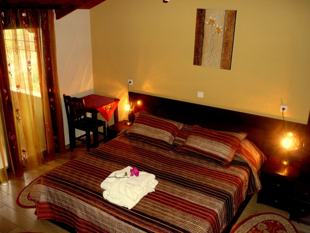 Deluxe Suite, Fireplace photo 1