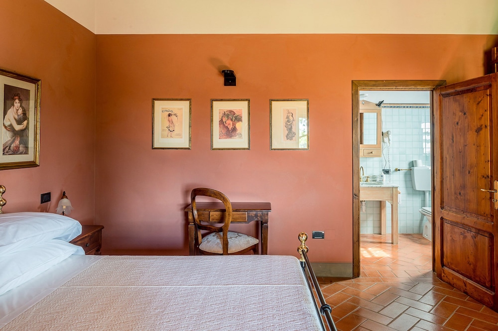 Premium Twin Room photo 3
