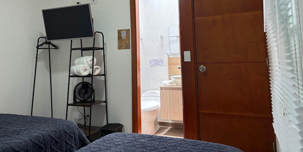 Economy Room, Multiple Beds, Ensuite photo 3
