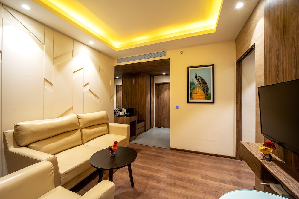 Suite Room - Photo 8