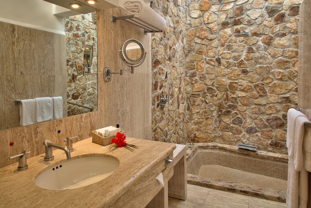 Master Suite with jacuzzi and pool - Photo 10