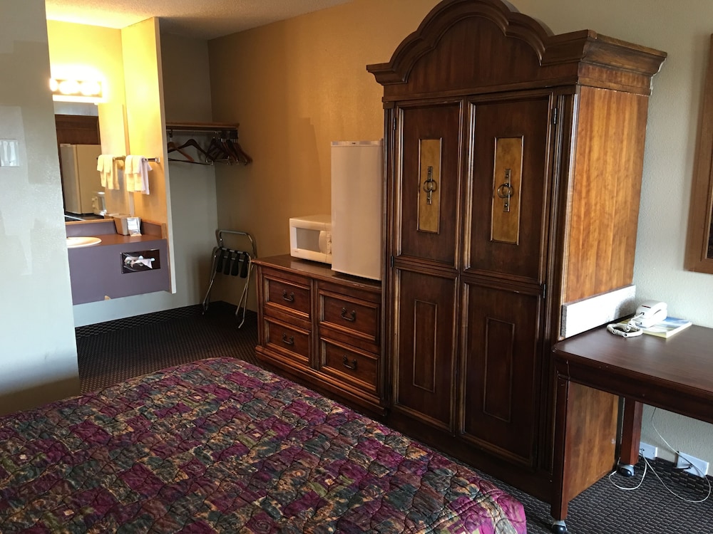 Deluxe Room, 1 Queen Bed photo 2