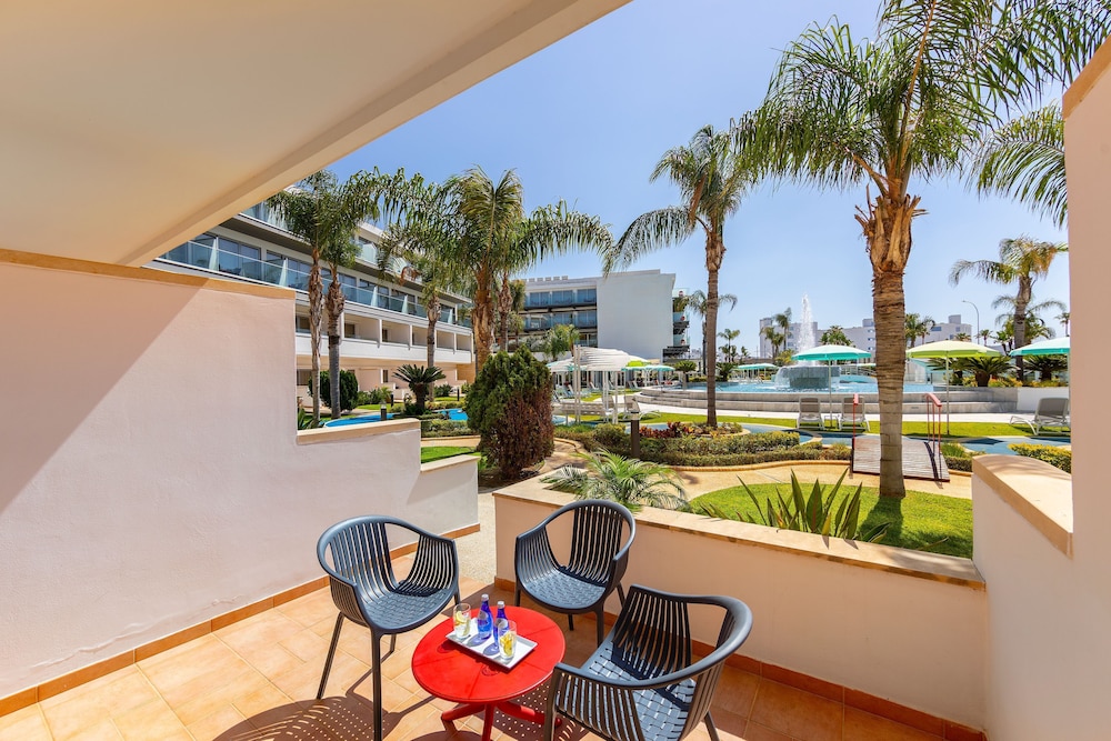 Garden Suite, Poolfront - Photo 9