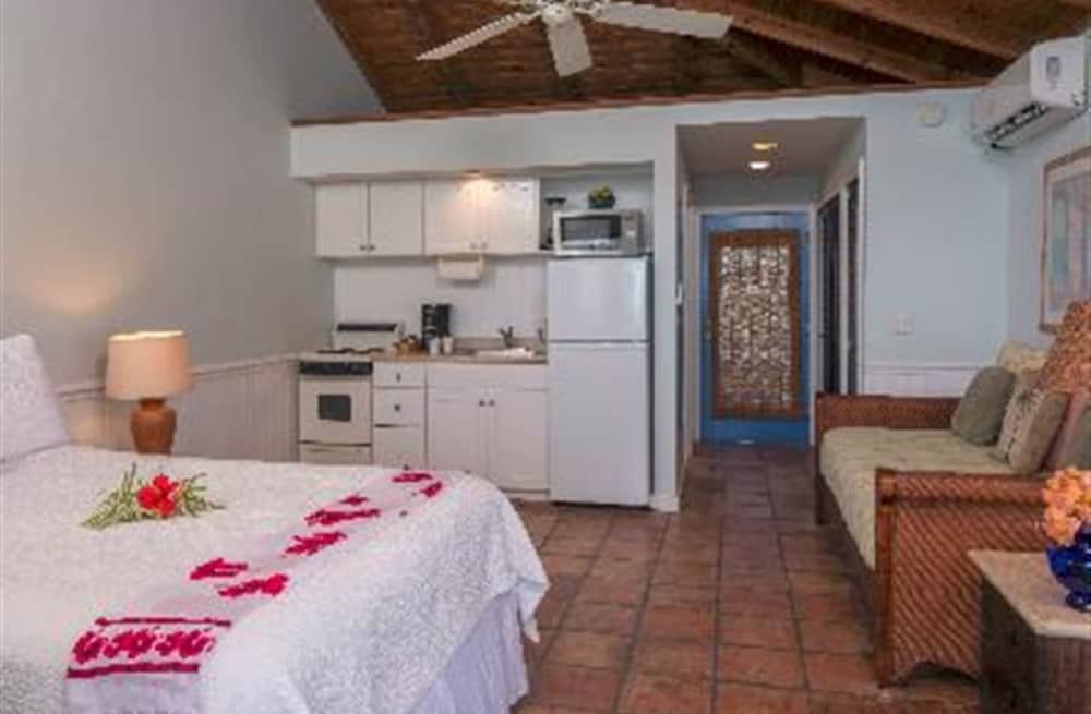 Waterfront Studio Suite (Poinsettia) photo 1