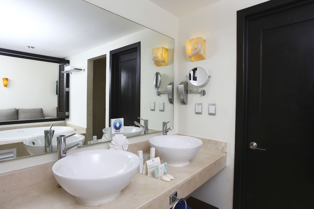 Penthouse Select  Club, 1 king bed with Sofabed and Jetted Tub - Photo 10
