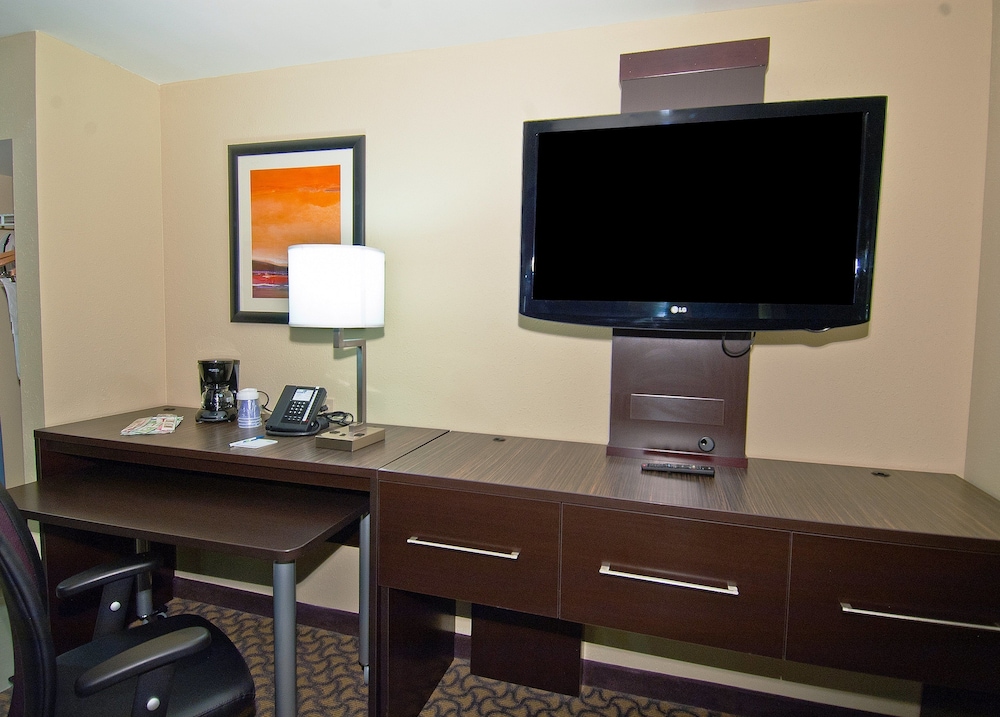 Room, 2 Queen Beds, Accessible, Non Smoking (Hearing) - Photo 5