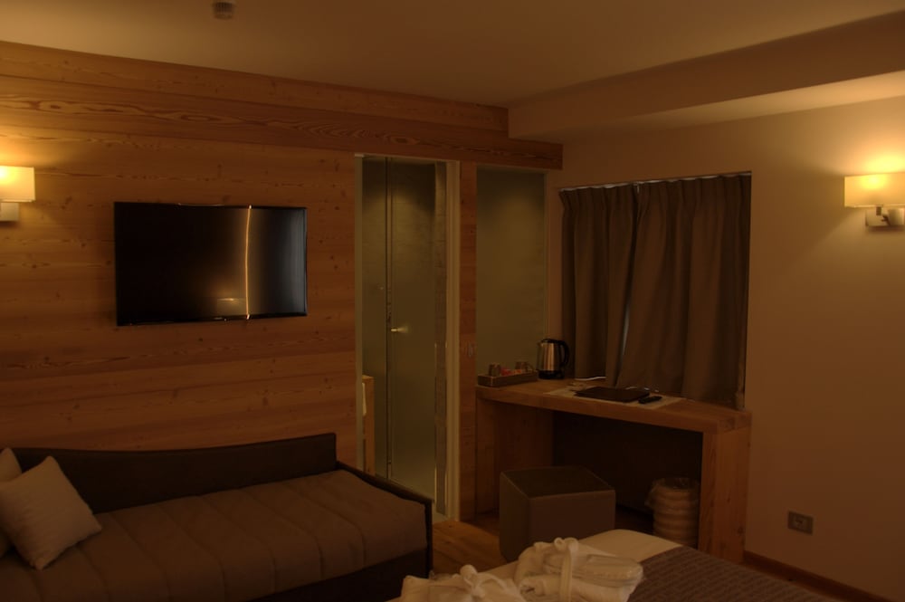 Suite, 1 Queen Bed, Balcony, Mountain View photo 3
