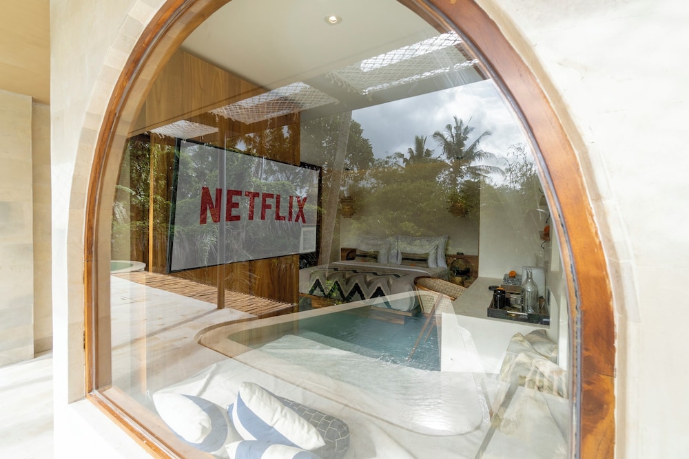 Jungle Room with Bathtub - Photo 7