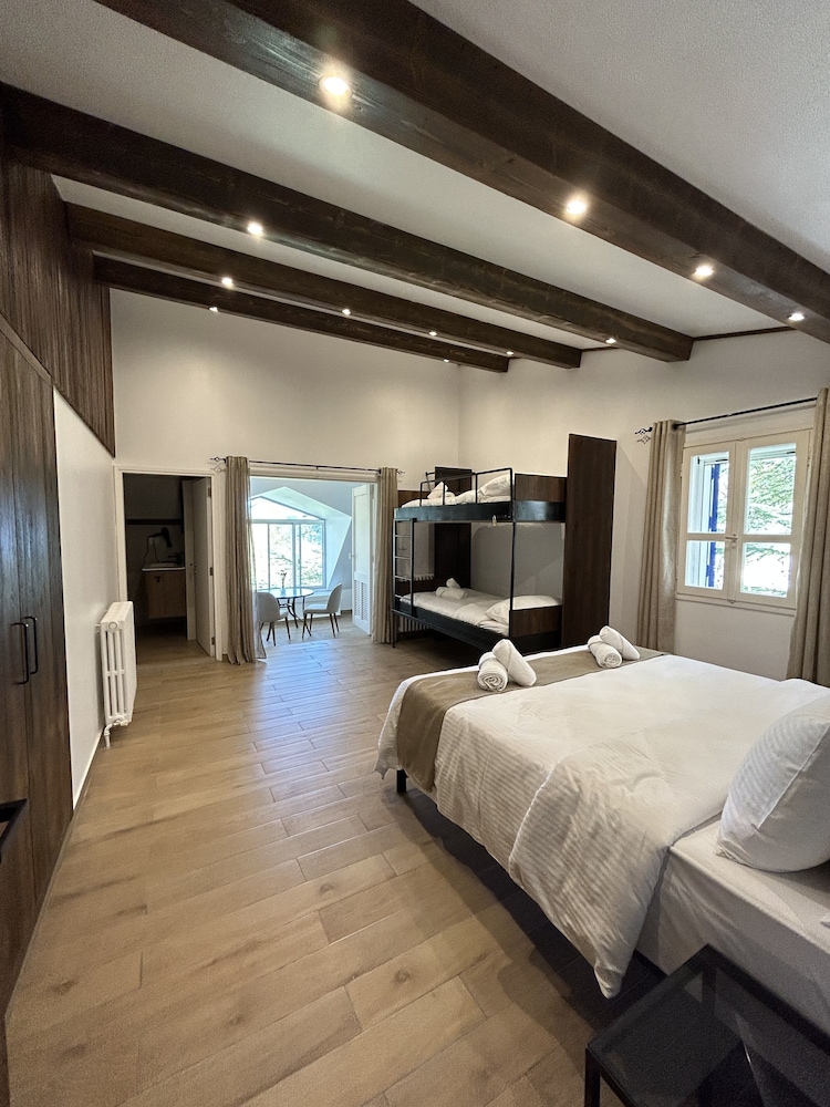 Exclusive Chalet, 2 Bedrooms, Smoking, Mountain View
