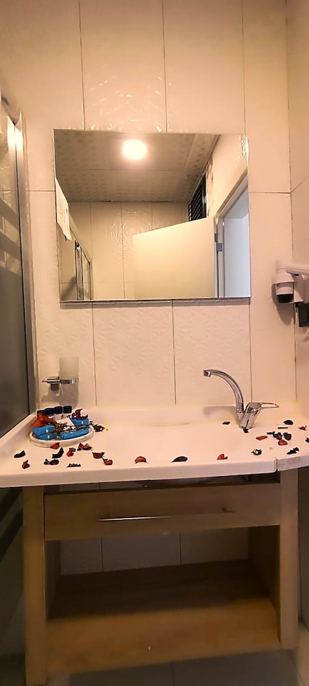 Economy Suite, Non Smoking, Sea Facing photo 2