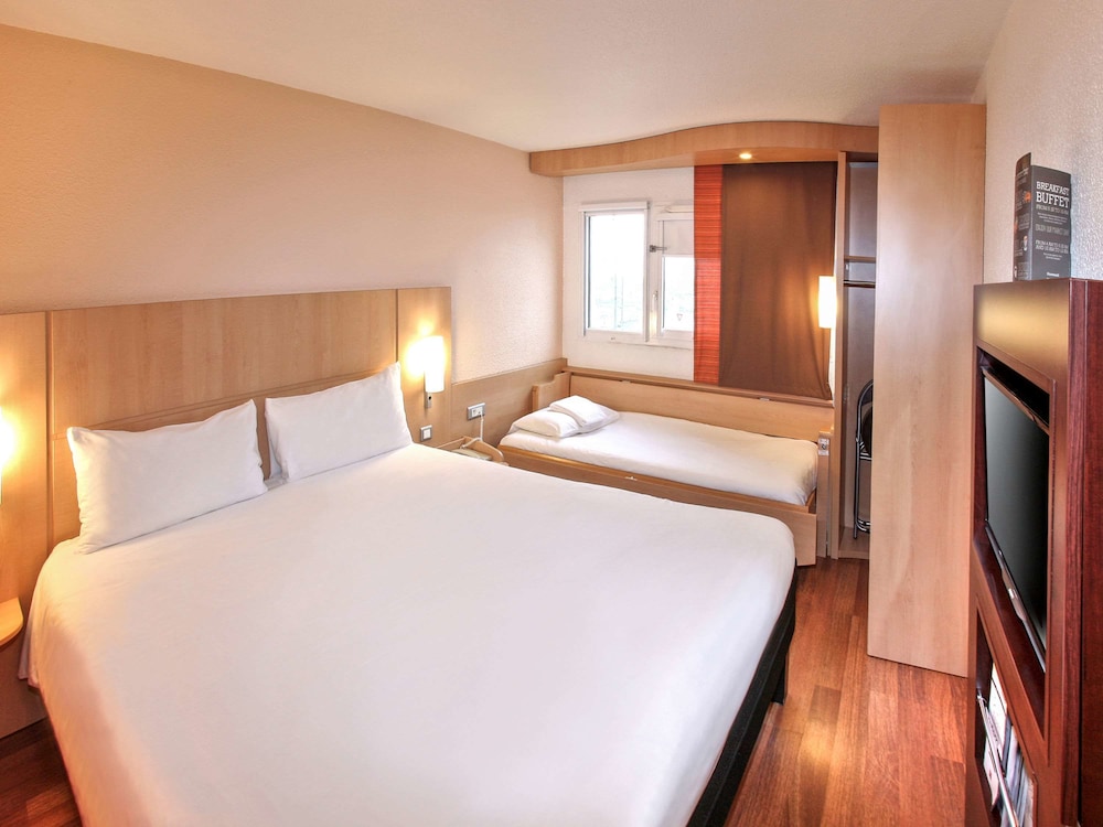 Standard Room, Multiple Beds - Photo 1