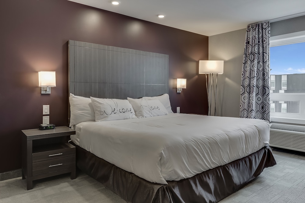 Business Suite, 1 King Bed, Kitchenette photo 1