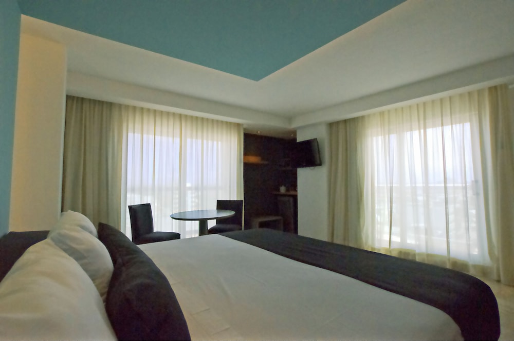 Standard Room, 1 King Bed - Photo 3
