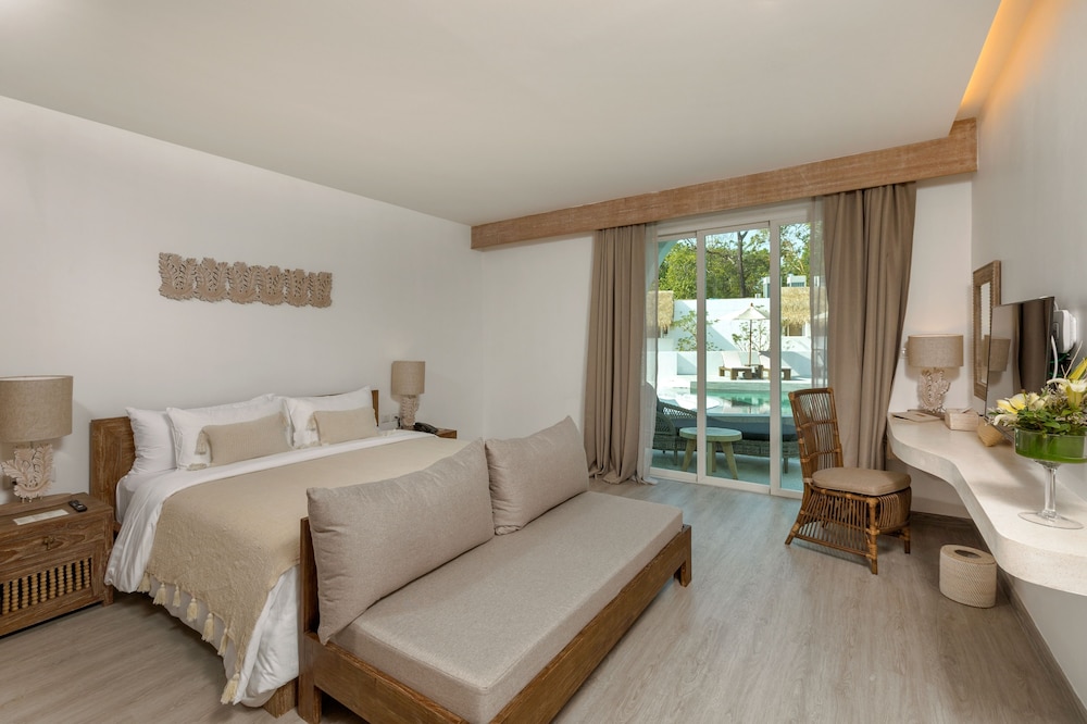 Deluxe Room, Pool Access thumbnail 5