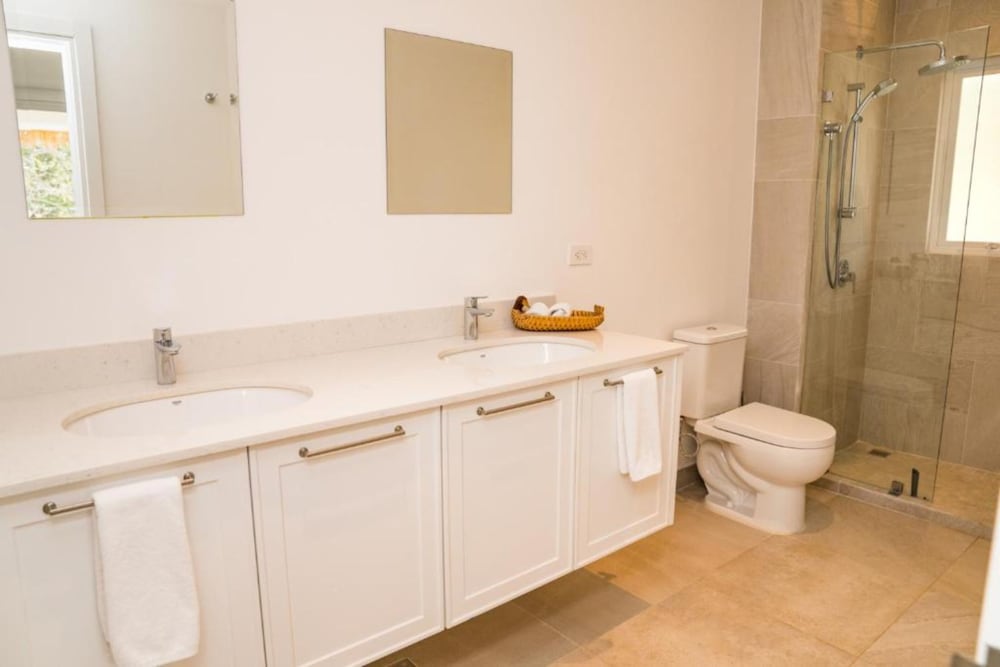 Superior House, Ensuite, Sea View (2A) photo 3