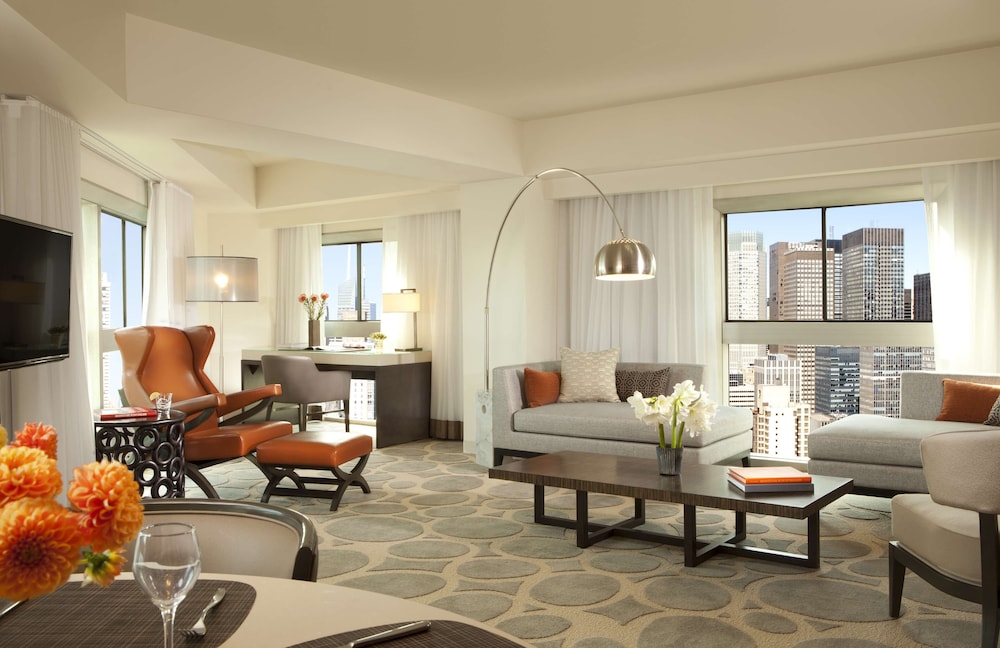 2 Bedroom Suite with 1 King Bed, 1 Queen Bed photo 3