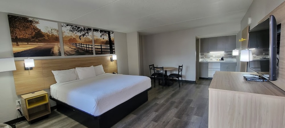 Room, 1 King Bed, Kitchenette photo 3