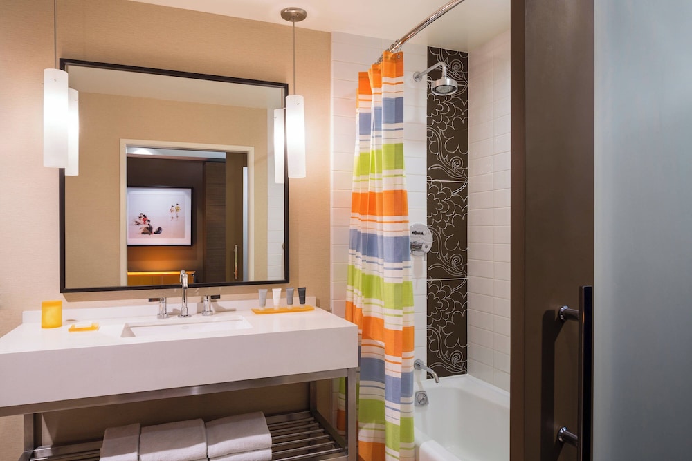 Room, 2 Queen Beds, City View (Mobility Accessible, Roll-in Shower) thumbnail 6